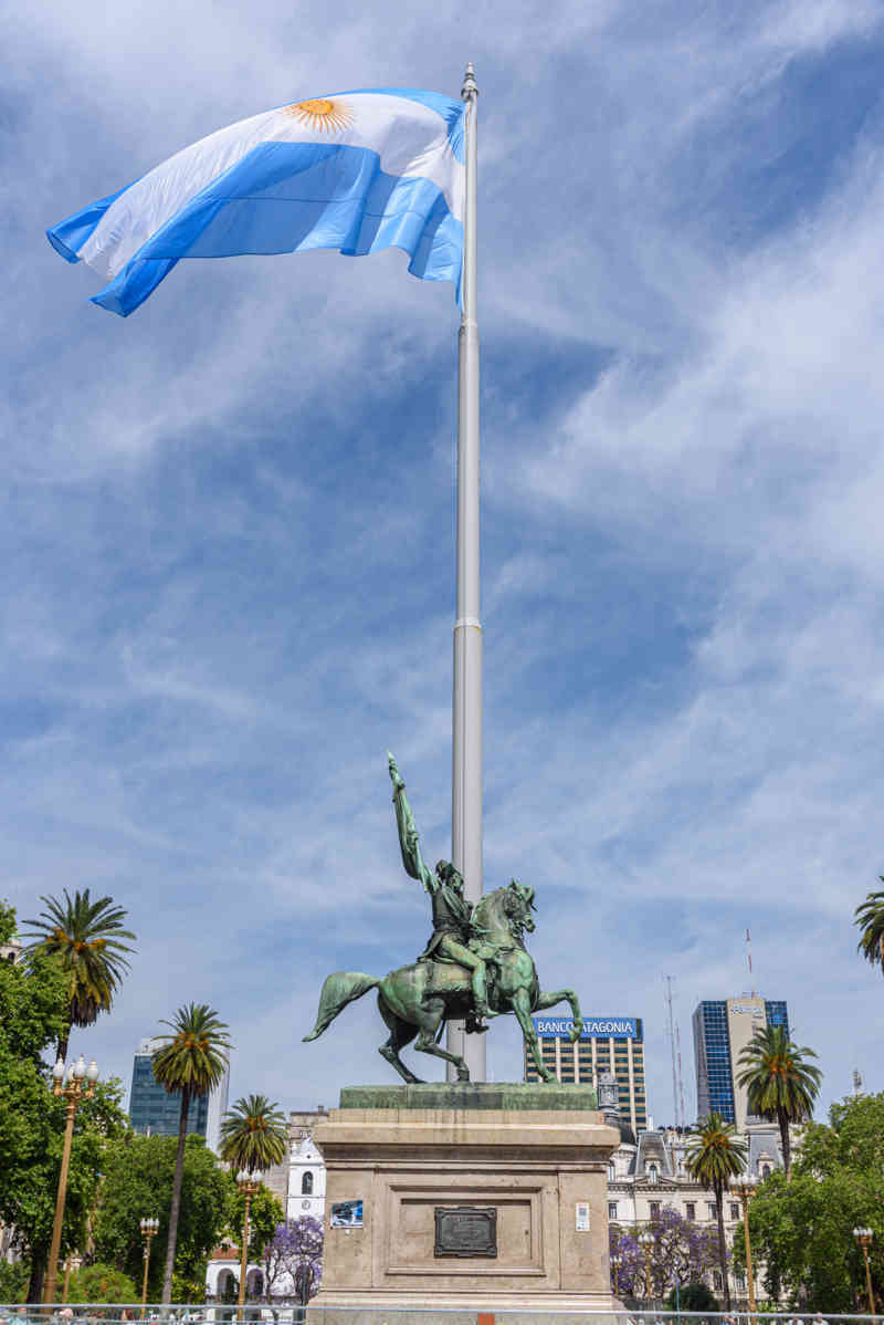 Argentina - Buenos Aires 011 - Montserrat - plaza de Mayo - monumento ecuestre al General Manuel Belgrano.jpg